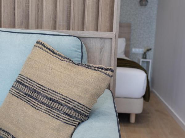 FLORIT FLATS - The Serreria Rooms : photo 5 de la chambre chambre triple Économique avec salle de bains commune