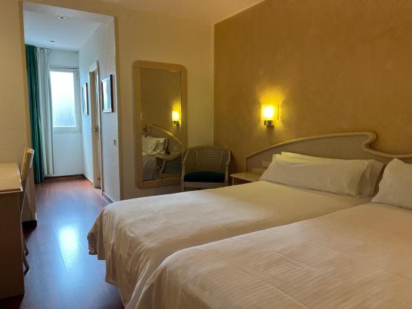 Hotel Lleó : photo 3 de la chambre chambre lits jumeaux Économique