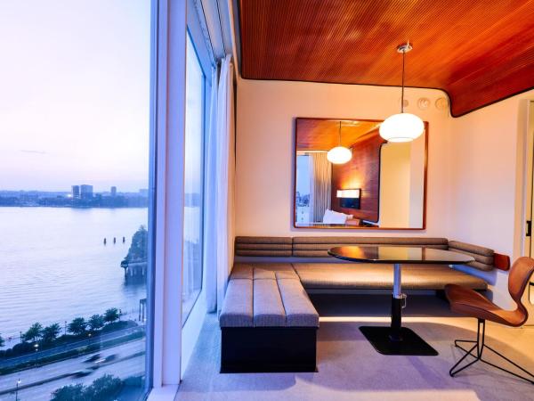 The Standard, High Line New York : photo 3 de la chambre hébergement d'angle avec lit king-size