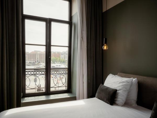 U Eat & Sleep Antwerp : photo 3 de la chambre chambre double supérieure avec douche à effet pluie