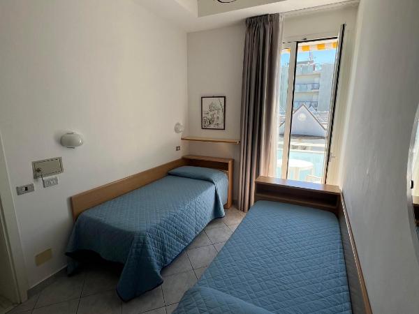 Hotel Villa dei Fiori - sul mare con piscina : photo 1 de la chambre chambre lits jumeaux