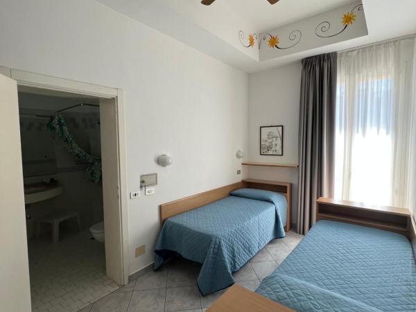Hotel Villa dei Fiori - sul mare con piscina : photo 3 de la chambre chambre lits jumeaux