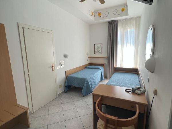Hotel Villa dei Fiori - sul mare con piscina : photo 2 de la chambre chambre lits jumeaux