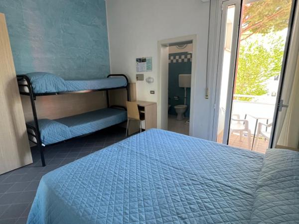 Hotel Villa dei Fiori - sul mare con piscina : photo 3 de la chambre chambre quadruple