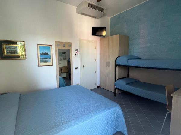 Hotel Villa dei Fiori - sul mare con piscina : photo 2 de la chambre chambre quadruple