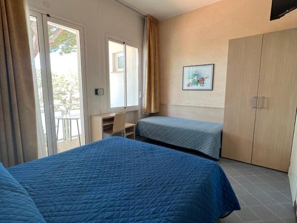Hotel Villa dei Fiori - sul mare con piscina : photo 4 de la chambre chambre triple