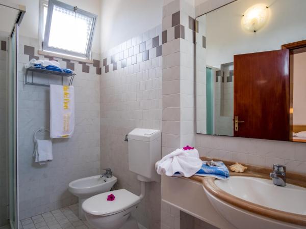 Hotel Villa dei Fiori - sul mare con piscina : photo 5 de la chambre chambre quadruple