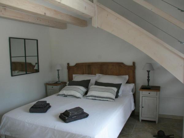 Mas de l'Estello B&B : photo 7 de la chambre chambre double - vue sur jardin