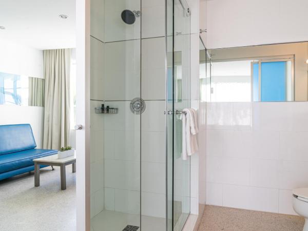 Clevelander Hotel : photo 4 de la chambre hébergement lit king-size rockstar avec balcon - côté océan