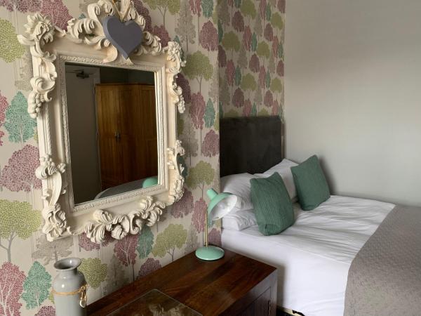 The Fylde International Guest House : photo 3 de la chambre chambre familiale avec baignoire