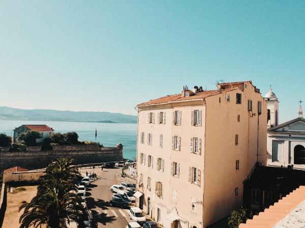 Hotel San Carlu Citadelle Ajaccio : photo 8 de la chambre chambre - vue sur mer