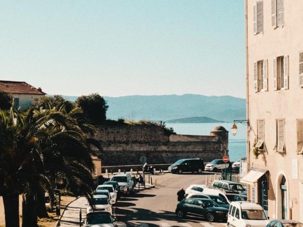 Hotel San Carlu Citadelle Ajaccio : photo 5 de la chambre chambre avec vue citadelle
