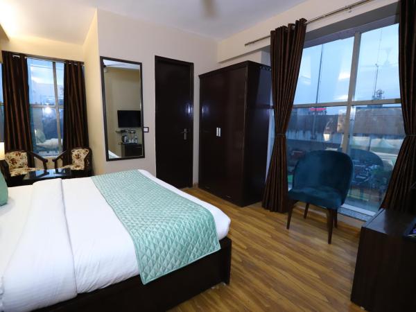 Hotel Palm Grand Naraina New Delhi - Couple Friendly Local IDs Accepted : photo 4 de la chambre chambre double deluxe