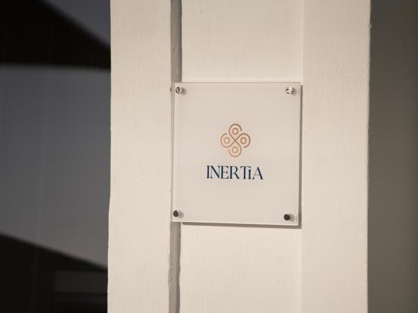 Asha Luxury Suites : photo 10 de la chambre suite inertia avec bain à remous extérieur - vue sur caldeira