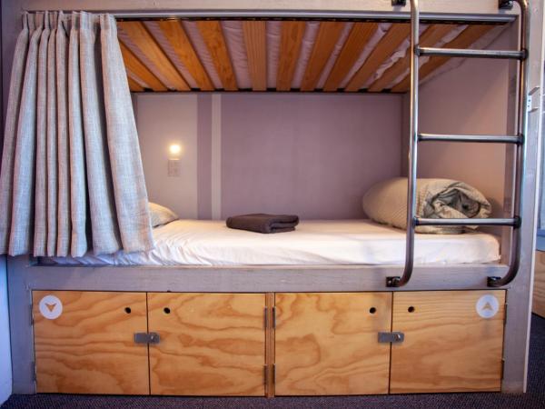 Absoloot Hostel Queenstown : photo 6 de la chambre lit simple dans chambre 6 lits avec salle de bains privative