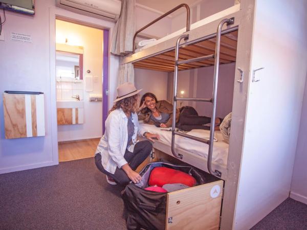 Absoloot Hostel Queenstown : photo 5 de la chambre lit simple dans chambre 6 lits avec salle de bains privative