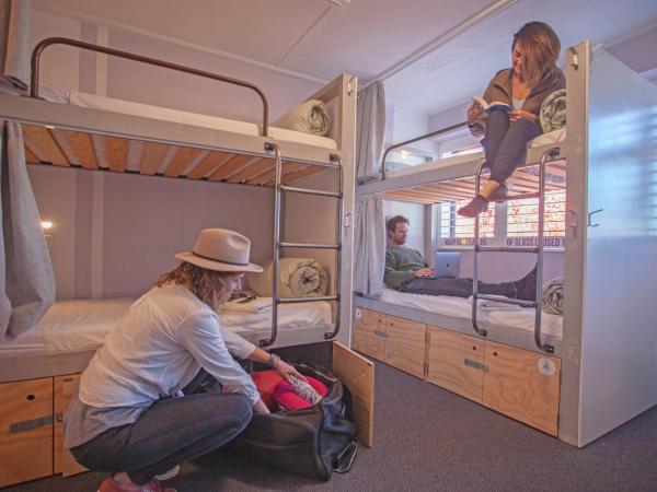 Absoloot Hostel Queenstown : photo 4 de la chambre lit simple dans chambre 6 lits avec salle de bains privative