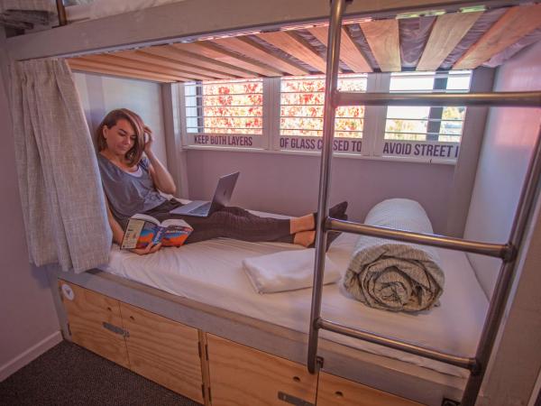 Absoloot Hostel Queenstown : photo 3 de la chambre lit simple dans chambre 6 lits avec salle de bains privative