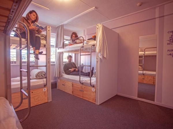 Absoloot Hostel Queenstown : photo 2 de la chambre lit simple dans chambre 6 lits avec salle de bains privative