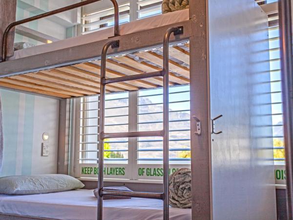 Absoloot Hostel Queenstown : photo 7 de la chambre lit simple dans chambre 6 lits avec salle de bains privative