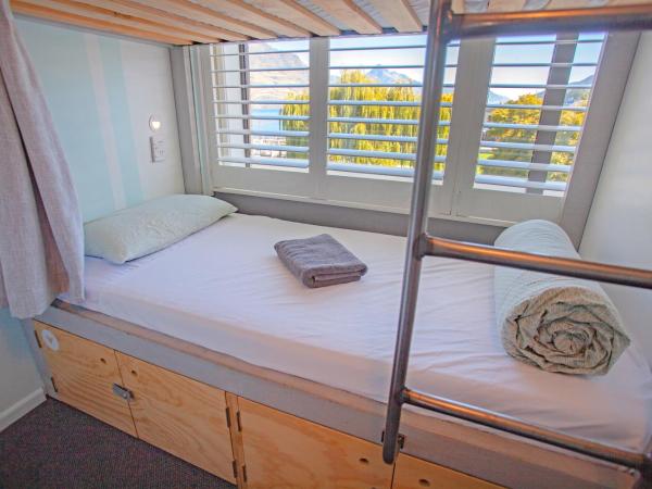 Absoloot Hostel Queenstown : photo 1 de la chambre lit simple dans chambre 6 lits avec salle de bains privative