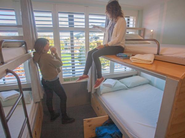 Absoloot Hostel Queenstown : photo 1 de la chambre lit simple dans chambre 4 lits avec salle de bains privative