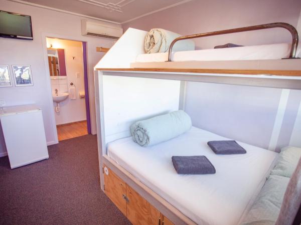 Absoloot Hostel Queenstown : photo 3 de la chambre chambre familiale avec salle de bains privative