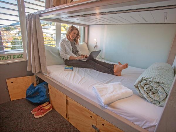 Absoloot Hostel Queenstown : photo 3 de la chambre lit simple dans chambre 4 lits avec salle de bains privative