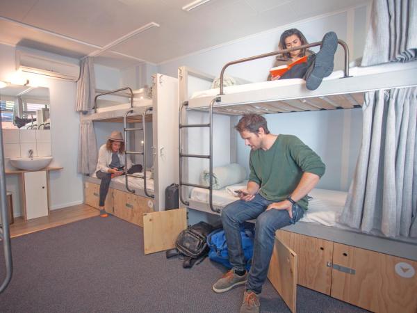 Absoloot Hostel Queenstown : photo 6 de la chambre lit simple dans dortoir de 6 lits avec accès à une salle de bains commune
