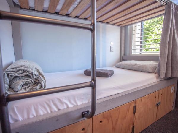 Absoloot Hostel Queenstown : photo 5 de la chambre lit simple dans chambre 4 lits avec salle de bains privative
