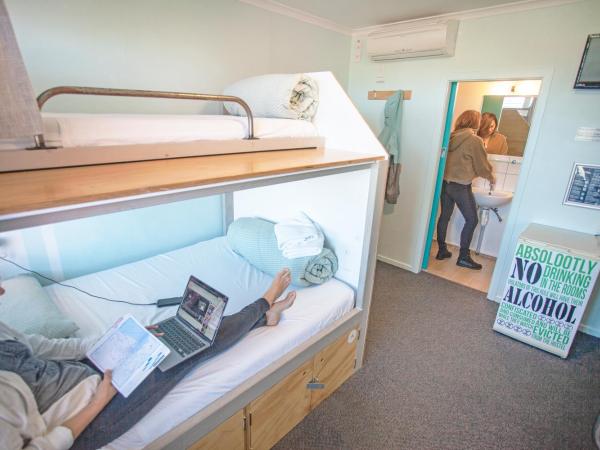 Absoloot Hostel Queenstown : photo 7 de la chambre lit simple dans chambre 4 lits avec salle de bains privative