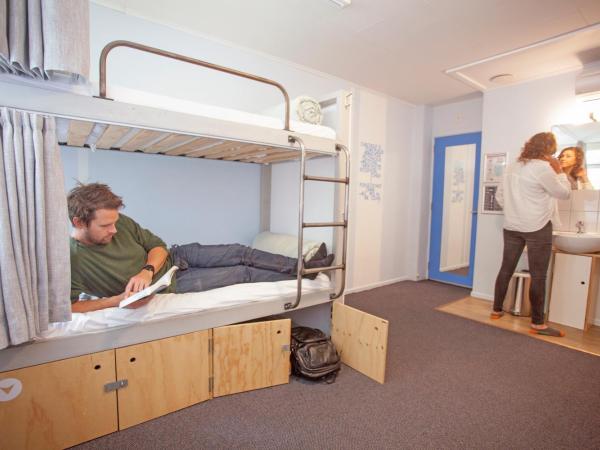 Absoloot Hostel Queenstown : photo 5 de la chambre lit simple dans dortoir de 6 lits avec accès à une salle de bains commune