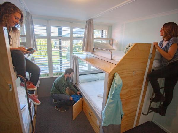 Absoloot Hostel Queenstown : photo 8 de la chambre lit simple dans chambre 4 lits avec salle de bains privative