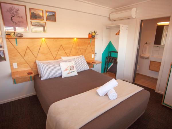 Absoloot Hostel Queenstown : photo 7 de la chambre  chambre lit queen-size avec salle de bains privative