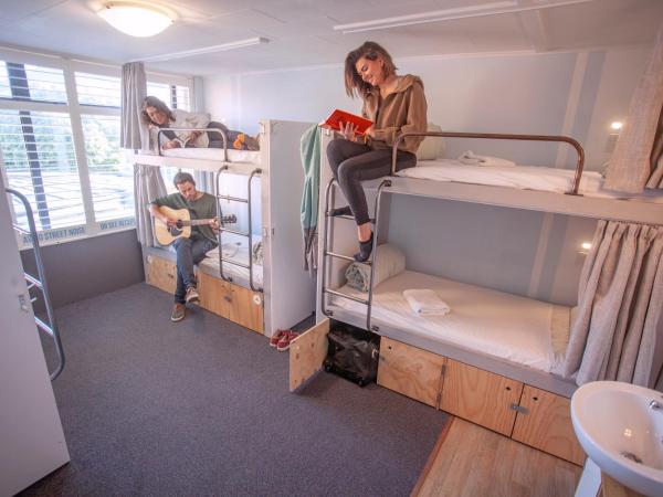 Absoloot Hostel Queenstown : photo 1 de la chambre lit simple dans dortoir de 6 lits avec accès à une salle de bains commune