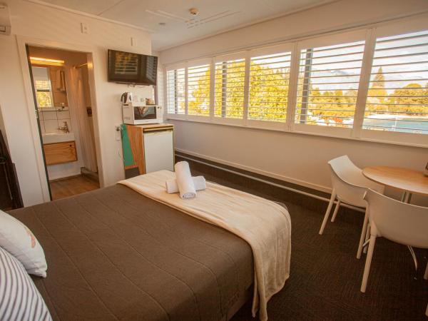 Absoloot Hostel Queenstown : photo 5 de la chambre chambre lit queen-size avec salle de bains privative