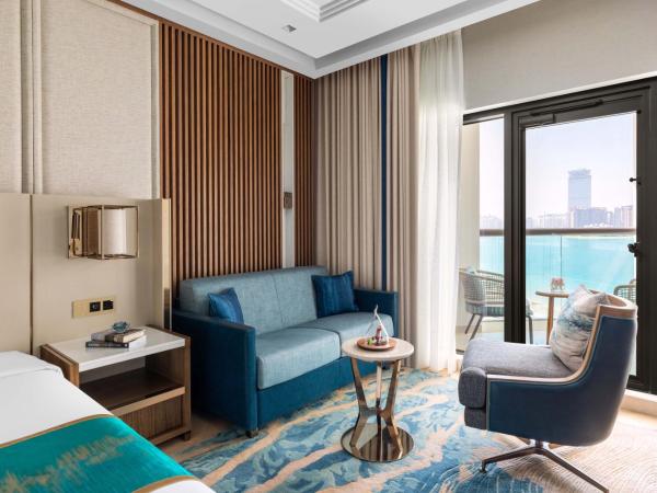 Taj Exotica Resort & Spa, The Palm, Dubai : photo 5 de la chambre chambre lit king-size de luxe - vue sur mer