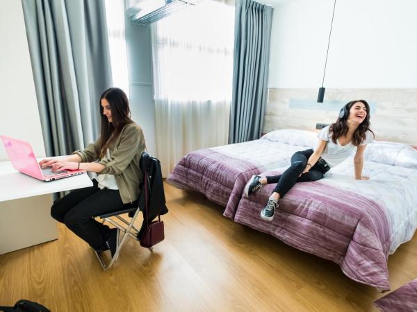 Far Home Bernabeu : photo 3 de la chambre chambre triple avec salle de bains commune