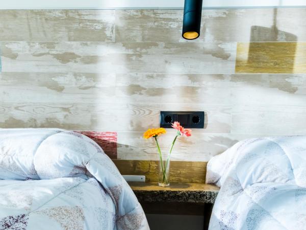 Far Home Bernabeu : photo 5 de la chambre chambre triple avec salle de bains commune