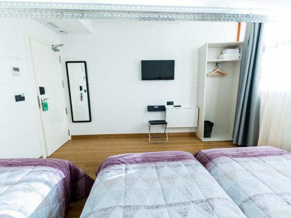 Far Home Bernabeu : photo 6 de la chambre chambre triple avec salle de bains commune
