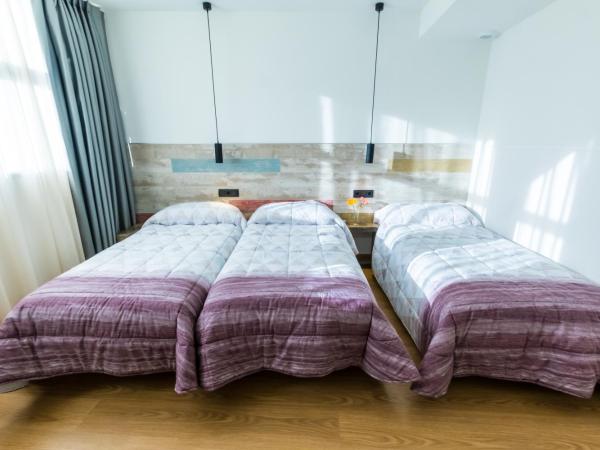 Far Home Bernabeu : photo 7 de la chambre chambre triple avec salle de bains commune