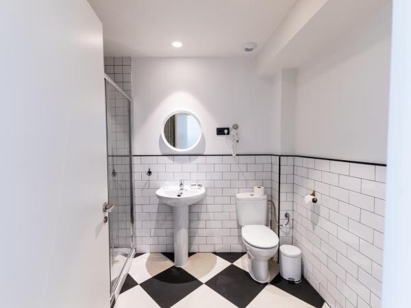 Far Home Bernabeu : photo 1 de la chambre chambre familiale avec salle de bains privative