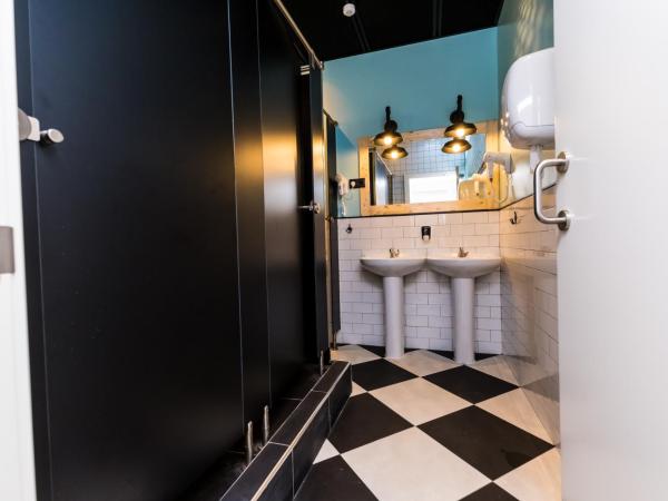 Far Home Bernabeu : photo 1 de la chambre chambre double avec salle de bains commune