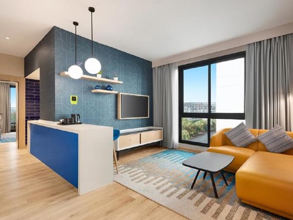 La Quinta by Wyndham Dubai Jumeirah : photo 2 de la chambre suite exécutive avec lit king-size et kitchenette - transfert gratuit vers plage la mer et station de métro burj khalifa/dubai mall