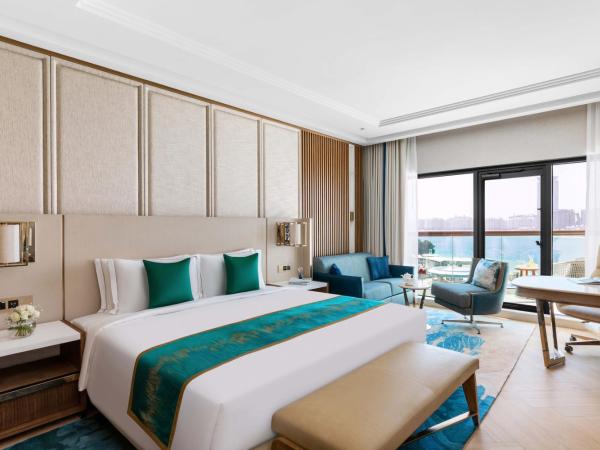 Taj Exotica Resort & Spa, The Palm, Dubai : photo 2 de la chambre chambre lit king-size exotica avec accès au salon club, goûter et cocktails en soirée - vue sur mer