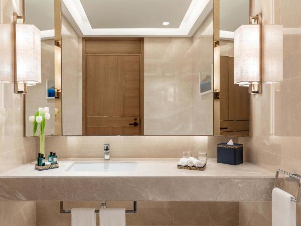 Taj Exotica Resort & Spa, The Palm, Dubai : photo 5 de la chambre suite de luxe avec accès au salon club, goûter et cocktails en soirée - vue sur mer