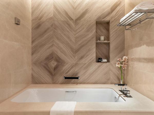 Taj Exotica Resort & Spa, The Palm, Dubai : photo 3 de la chambre suite de luxe avec accès au salon club, goûter et cocktails en soirée - vue sur mer