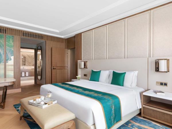 Taj Exotica Resort & Spa, The Palm, Dubai : photo 2 de la chambre suite de luxe avec accès au salon club, goûter et cocktails en soirée - vue sur mer