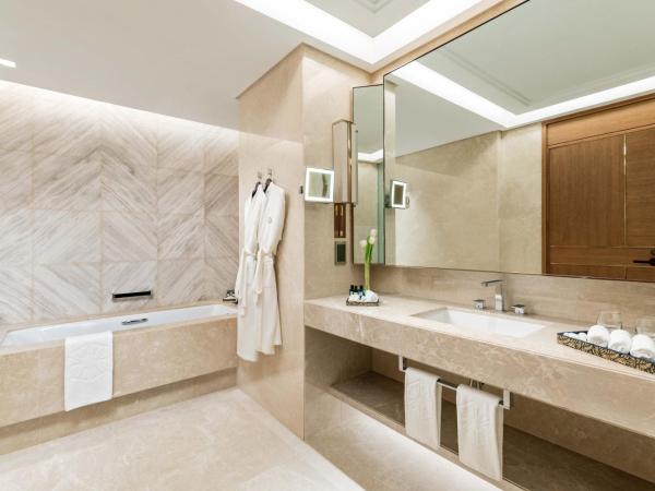 Taj Exotica Resort & Spa, The Palm, Dubai : photo 8 de la chambre grande suite de luxe avec jacuzzi extérieur et accès au salon club, goûter et cocktails en soirée - vue sur mer