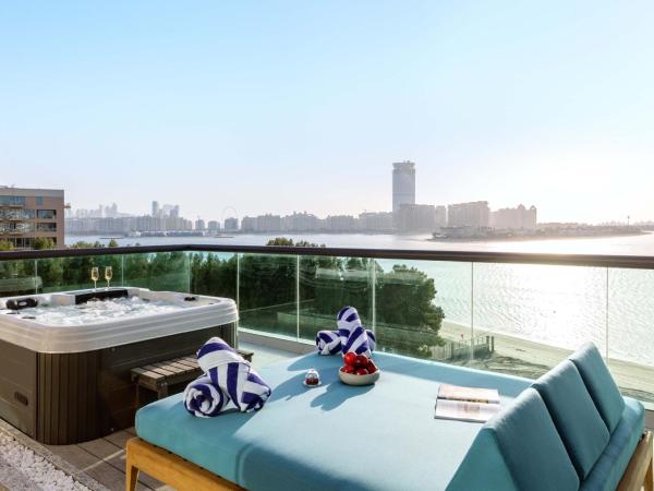 Taj Exotica Resort & Spa, The Palm, Dubai : photo 3 de la chambre grande suite de luxe avec jacuzzi extérieur et accès au salon club, goûter et cocktails en soirée - vue sur mer